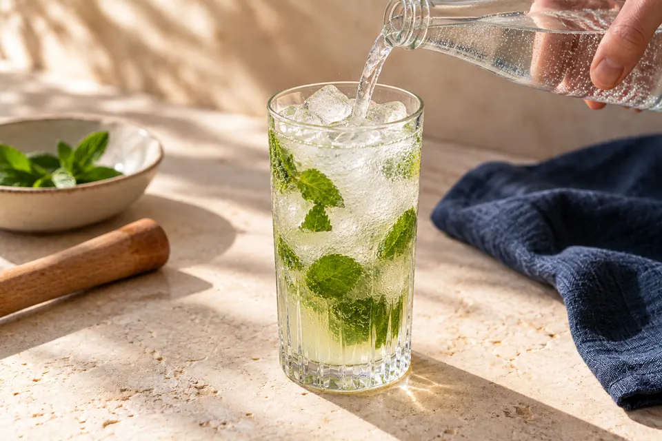 Mojito: Soda auffüllen (KI-Illustration)