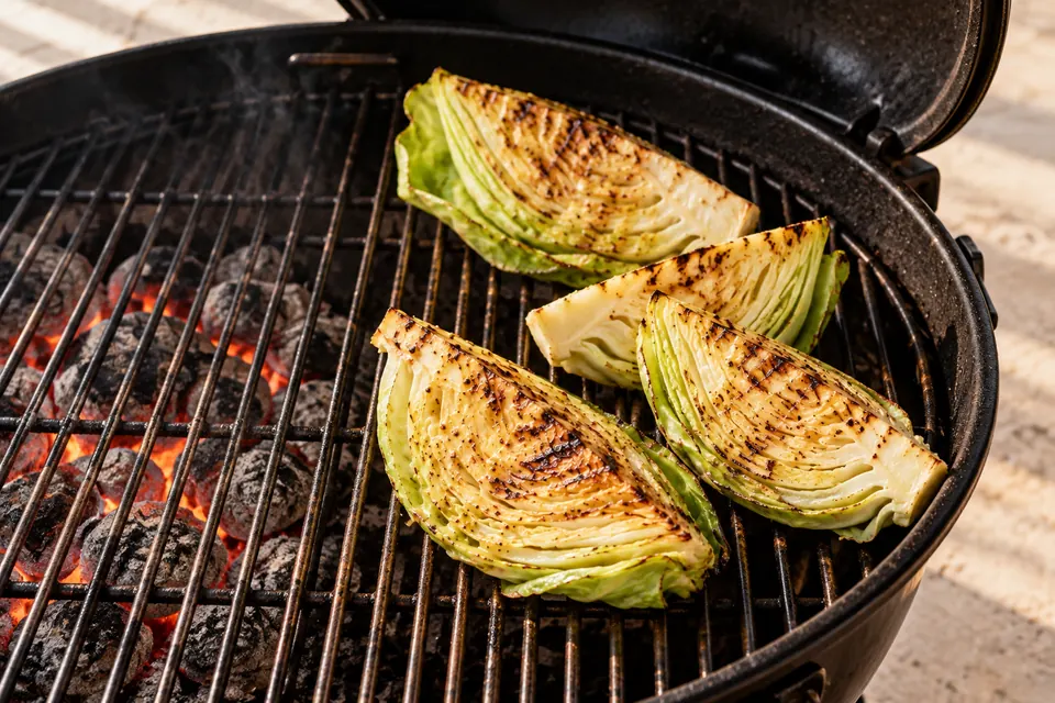 Spitzkohl vom Grill mit Senfdressing: indirekte Garzone (KI-Illustration)