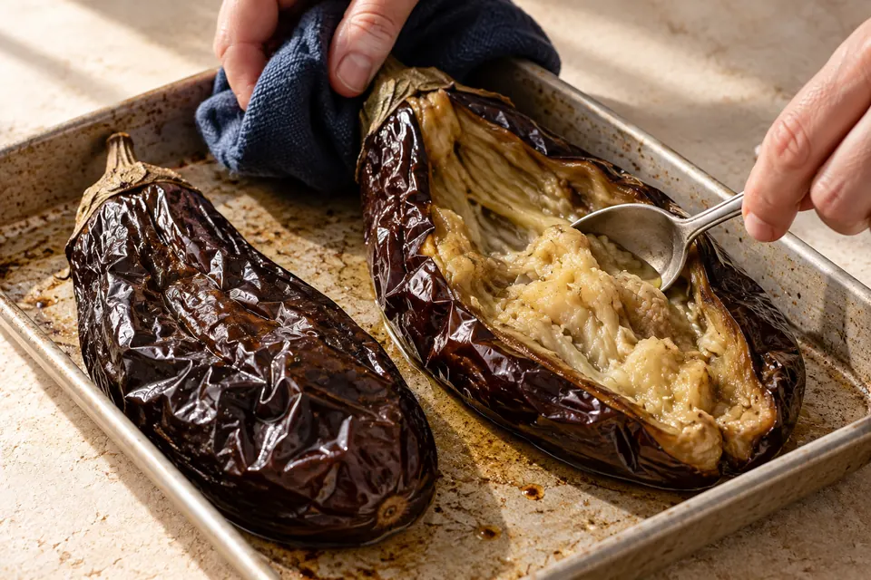 Auberginencreme mit Zitrone: zusammengefallene Aubergine (KI-Illustration)